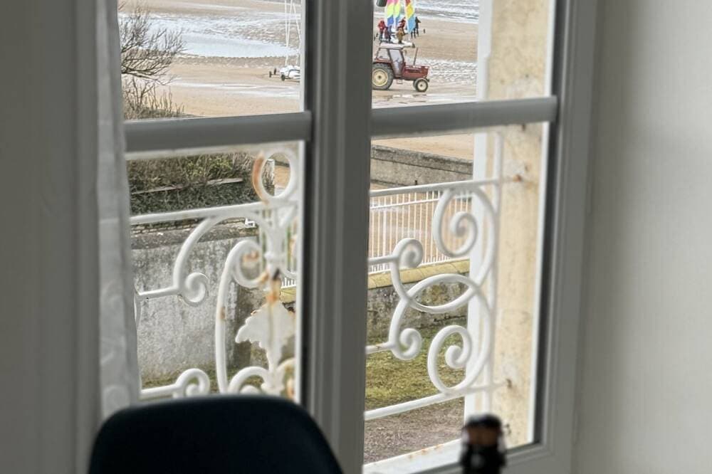 Foto 9 von 30: Waterfront Studio at Gold Beach, Sea View, Private Parking