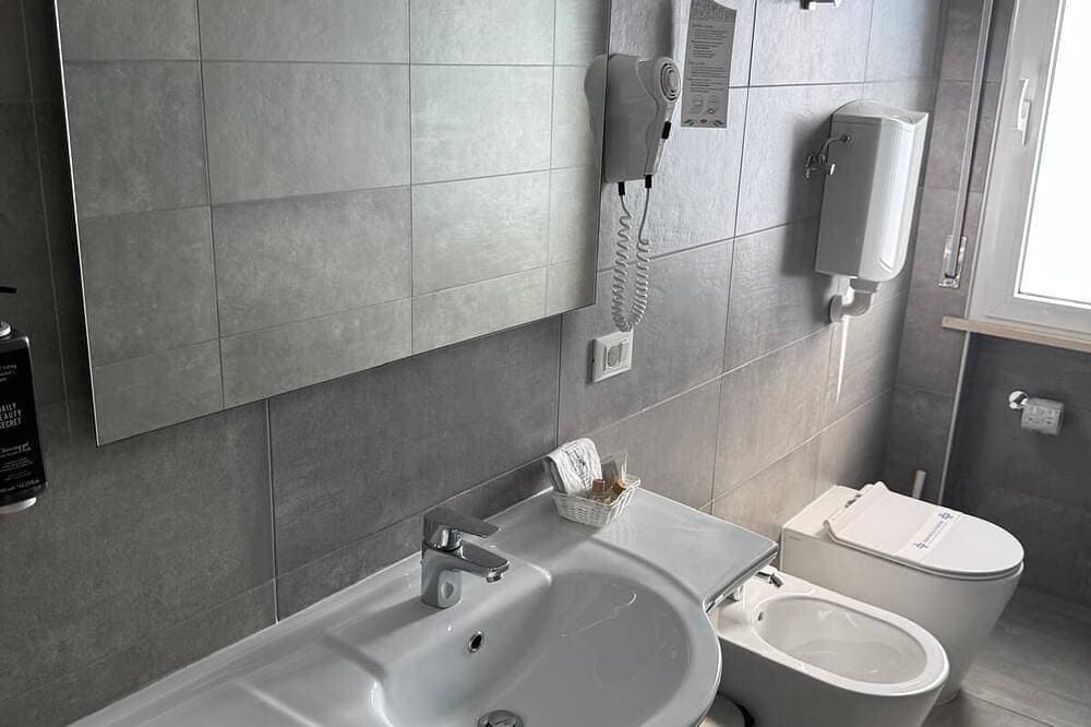 Foto 5 von 8: Hotel Kursaal Bellaria 3 Stars triple room breakfast buffet included