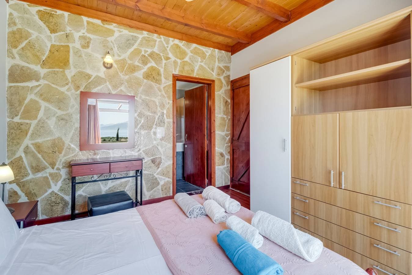 Foto 12 von 27: Villa Jimmy's Katomeri 3 mit Meerblick, WLAN und Klimaanlage