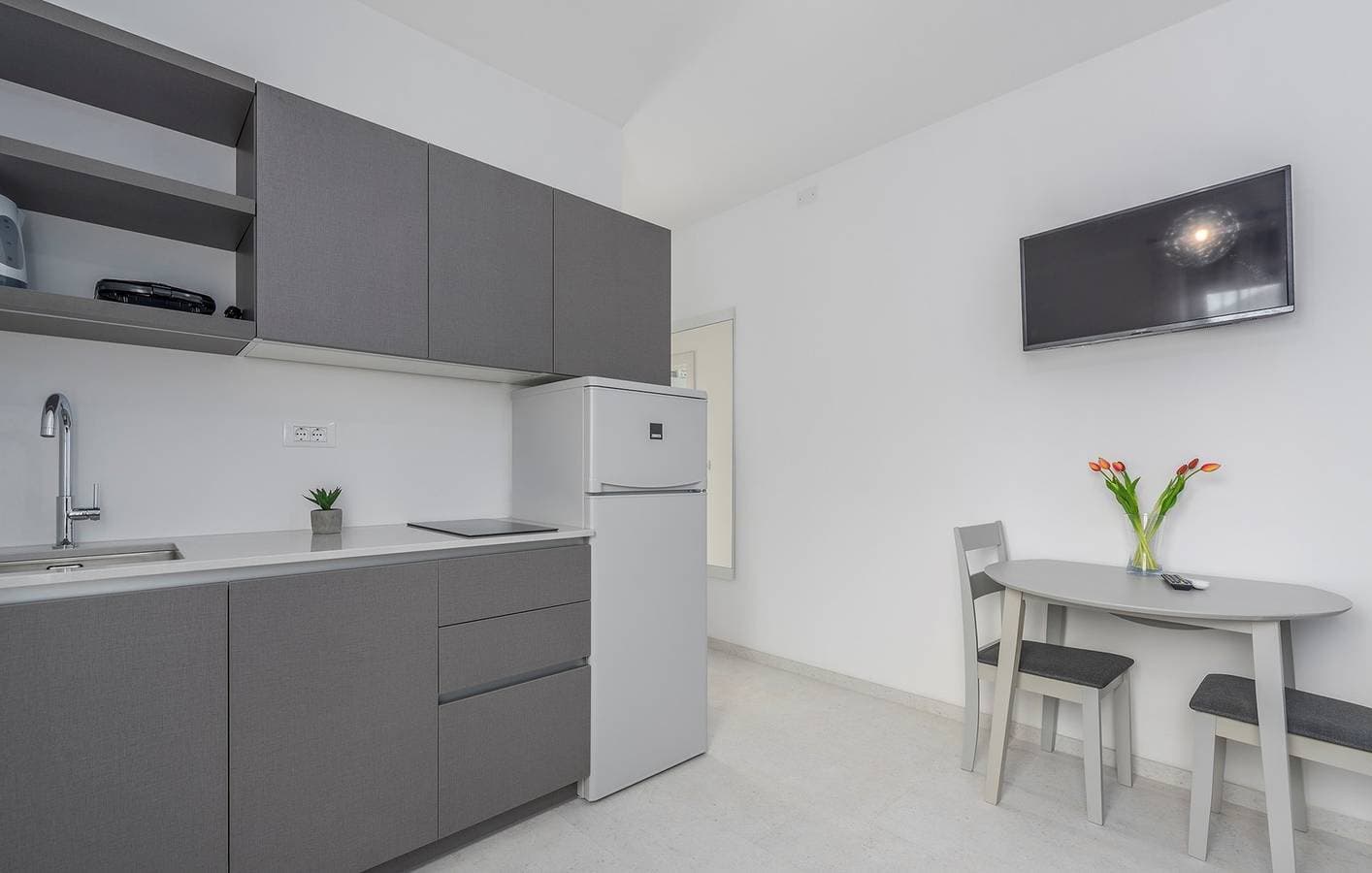 Foto 4 von 18: Ferienwohnung Zrnic IV mit Blick auf die Stadt