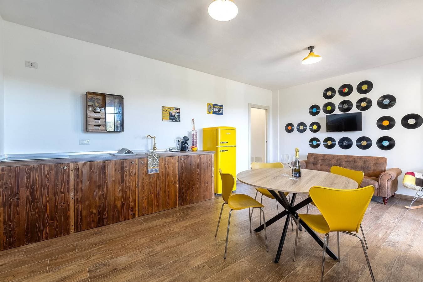 Foto 10 von 28: Apartment 'Vintage Village – 70er Jahre' mit Bergblick, WLAN und Klimaanlage