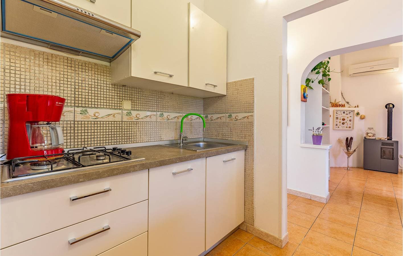 Foto 5 von 28: Gemütliche Ferienwohnung mit Terrasse, Parkplatz und WLAN in der Nähe des Strandes Bijela