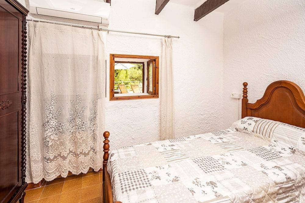 Foto 4 von 30: Cottage mit privatem Pool, kostenlosem WIFI, Blick auf die Berge und großem Garten.