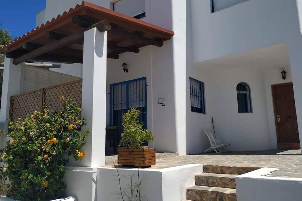 House and garden, quiet area, near the beach 1