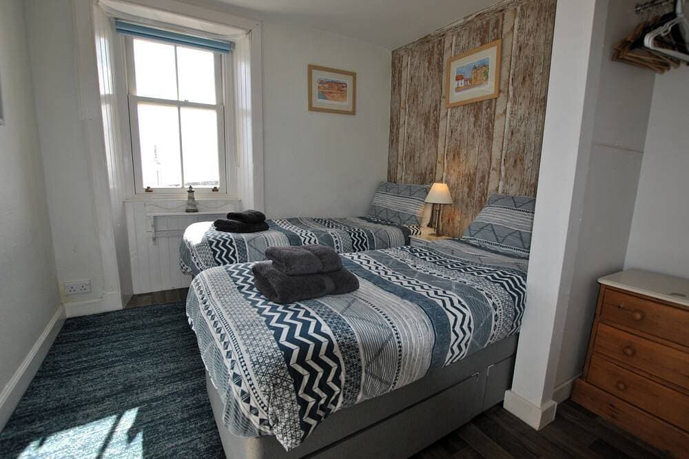 Foto 4 von 30: Harbourside- home by the sea in coastal village