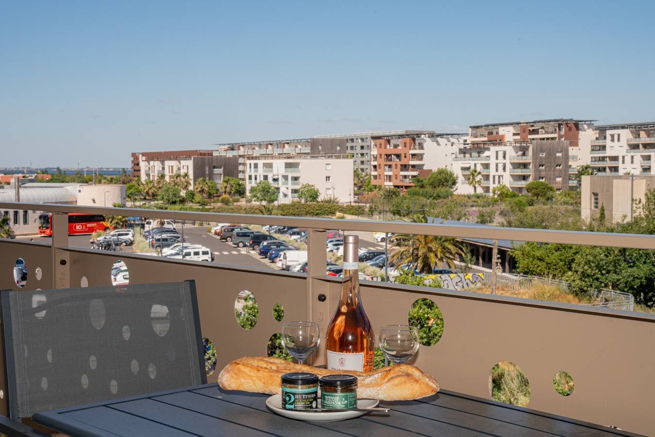 Foto 2 von 23: Sète, Confortable T2 avec terrasse, parking & vue