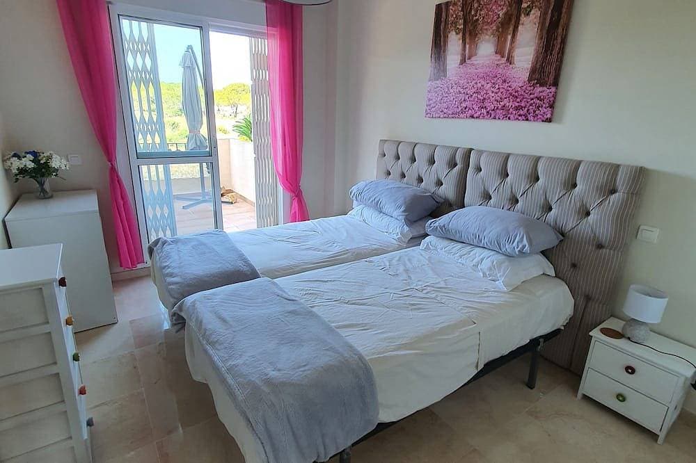 Foto 2 von 30: Stylish 2 bed 2 bath property on Duquesa Fairways , 2 terraces,  2 pools