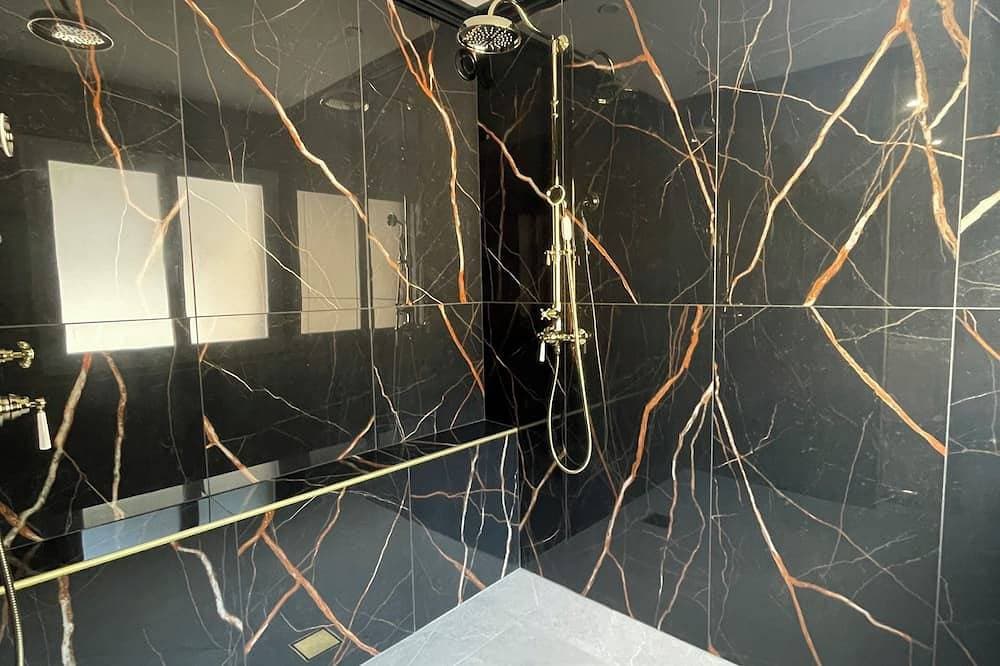 Foto 4 von 13: Le Repaire du Gentleman - Spa, Private Cinema & King-Size Bed • Enclosed Garage