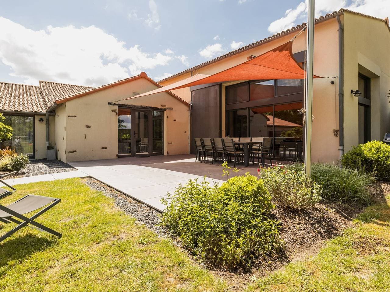 Luxuriöser Landsitz nahe Nantes mit Innenpool und familienfreundlichen Annehmlichkeiten 1