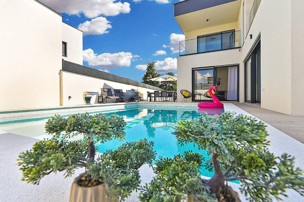 Beautiful home in Peroj with private swimming pool, can be inside or outside 1