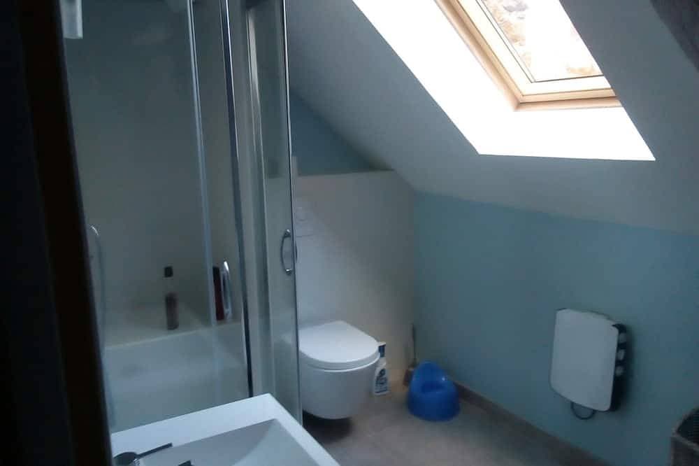 Foto 4 von 6: Haus am Ende eines großen Hauses