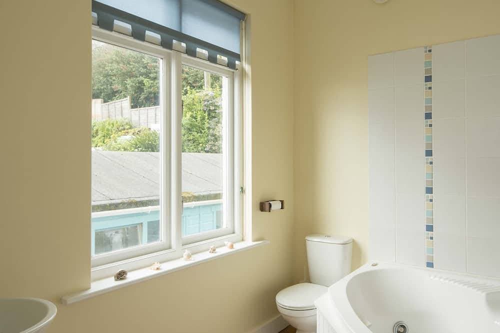 Foto 8 von 30: Spectacular panoramic sea views of Mounts Bay from this light filled home