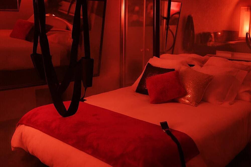 Foto 3 von 5: La suite miroir, La suite miroir, love room with jacuzzi between Aix and Marseille.