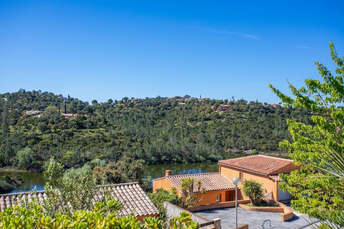Foto 5 von 36: Ferienhaus „Mon Petit Coin De Paradis“ mit Seeblick, privatem Pool und WLAN