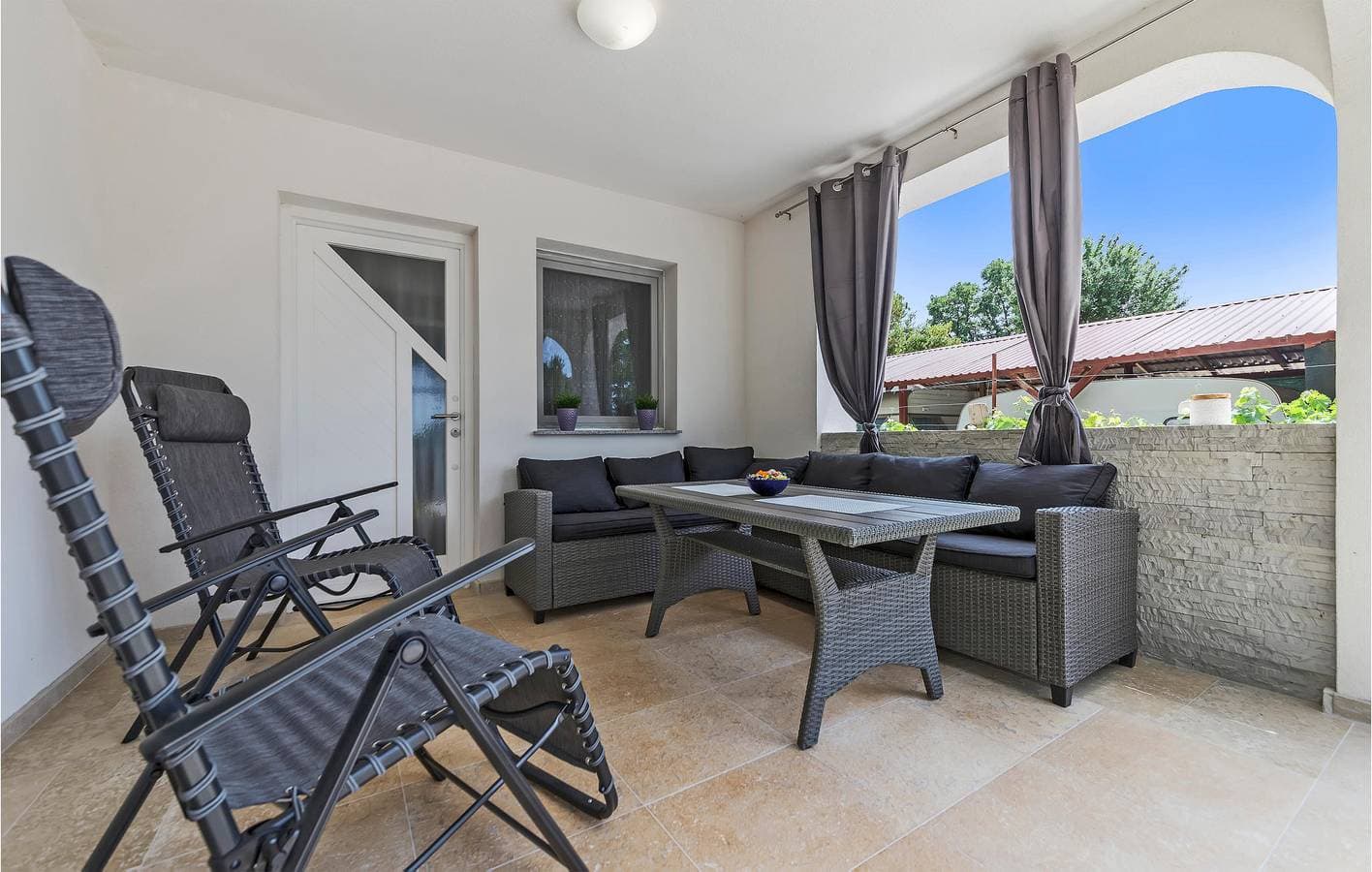 Foto 13 von 31: Gemütliche 1-Zimmer-Wohnung mit Pool und Strandzugang in Fažana