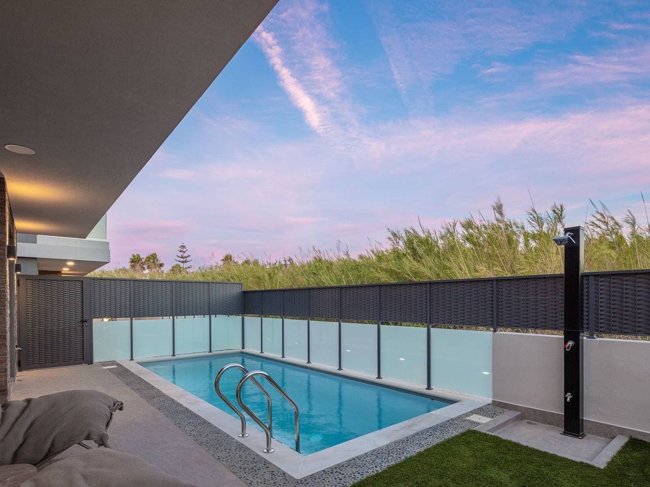 Foto 2 von 26: VillaSaints I - Pool und BBQ, Spaziergang zum Strand