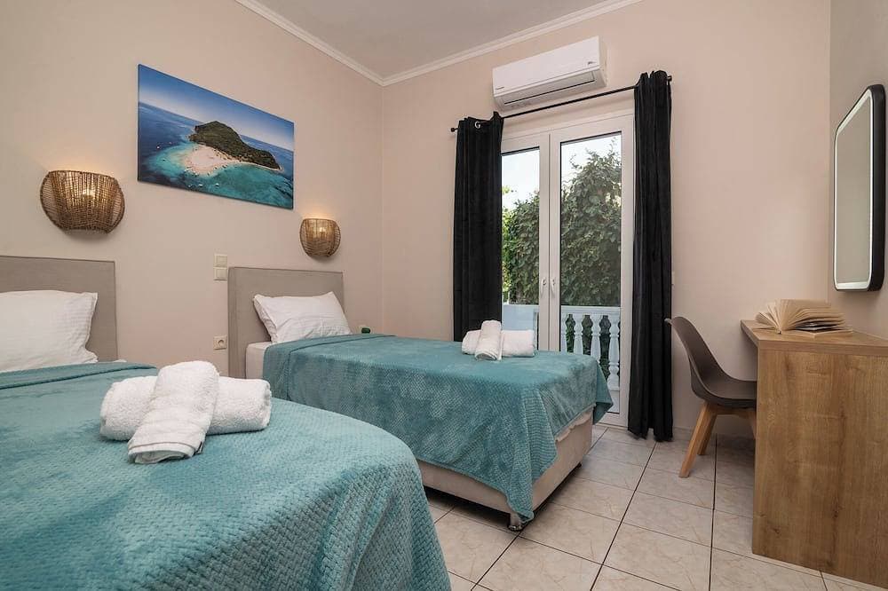 Foto 2 von 29: Tasos Villas - Nr. 2. Einzelvilla mit privatem, überdachtem Sitzbereich.