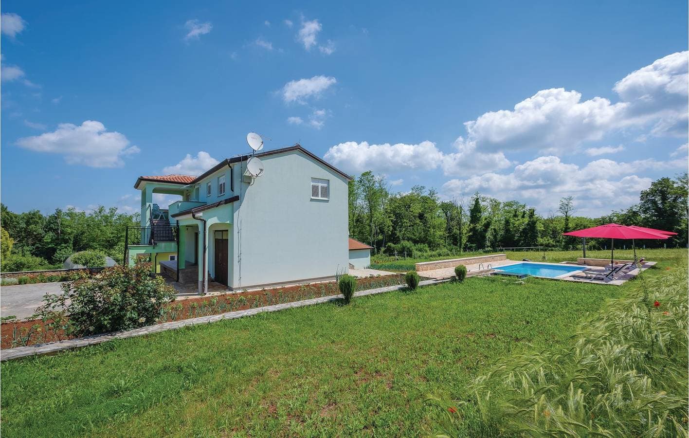 Charmantes Apartment mit Pool, WLAN und Terrasse in der Nähe des Stadtzentrums von Heraki 1