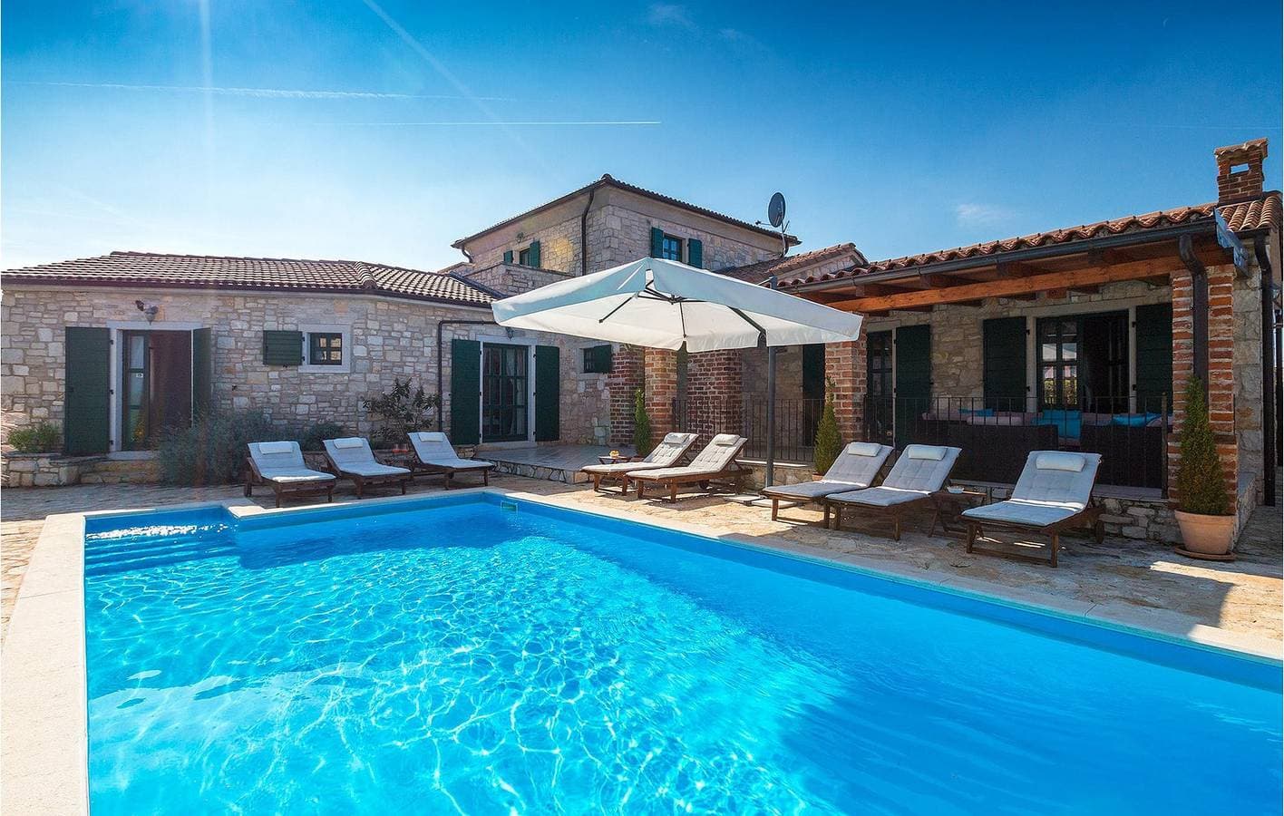Foto 13 von 61: Stilvolle 250 m² große Ferienwohnung mit Pool, WLAN und Parkplatz in der Nähe von Kaštelir