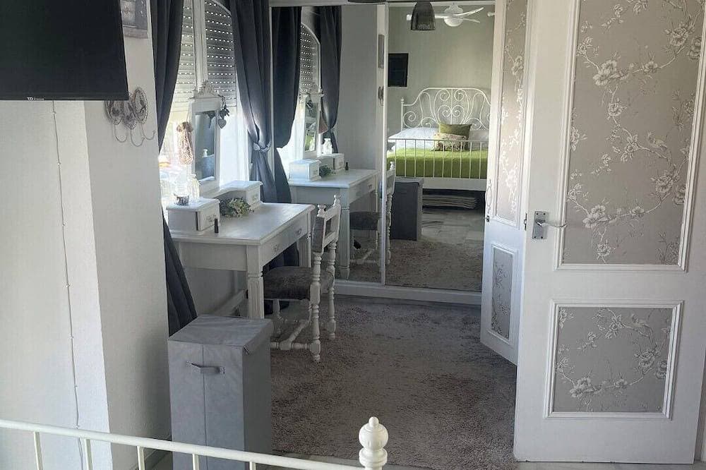 Foto 2 von 25: Lovely 3 bed 3 bath end villa with pool and beautiful port in Duquesa