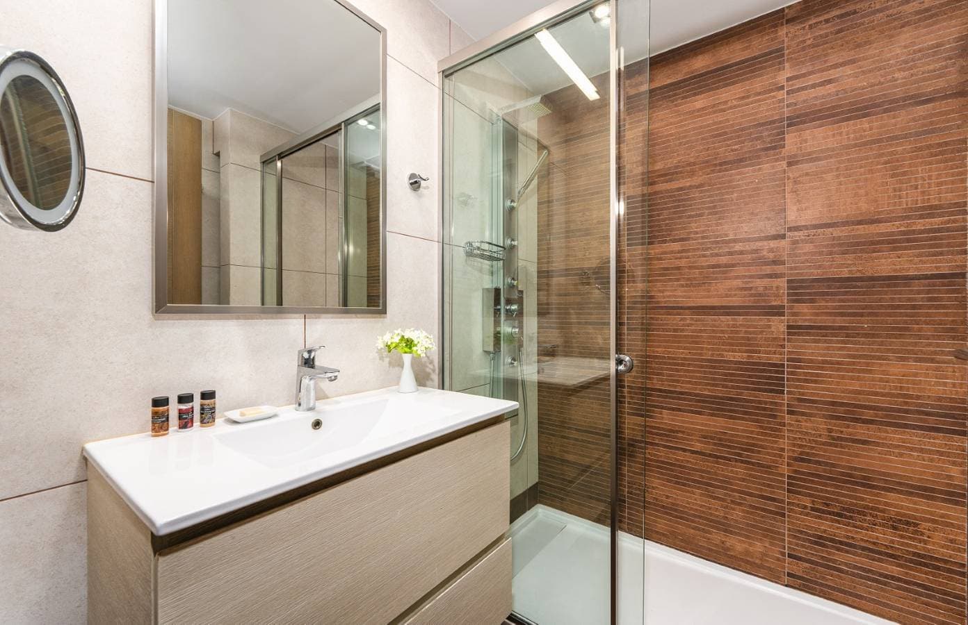 Foto 13 von 27: High-Spec Contemporary Villa with Garden, Jacuzzi and Walk-to-Tavernas Location