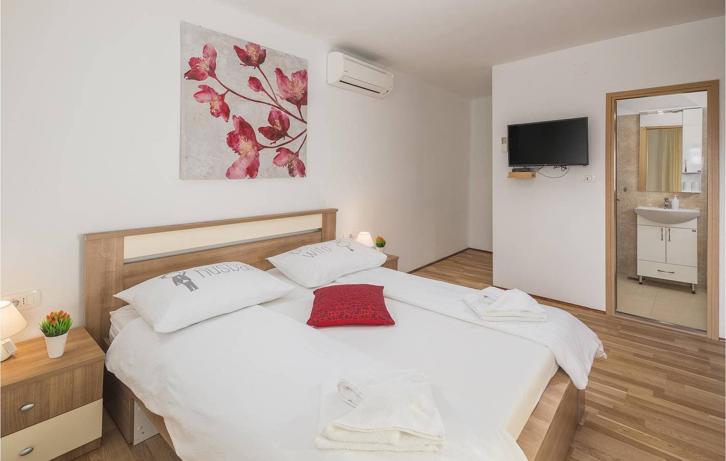 Foto 11 von 34: Geräumige 2-Zimmer-Wohnung mit Pool, WLAN und Parkplatz in der Nähe des Stadtzentrums von Sutivanac