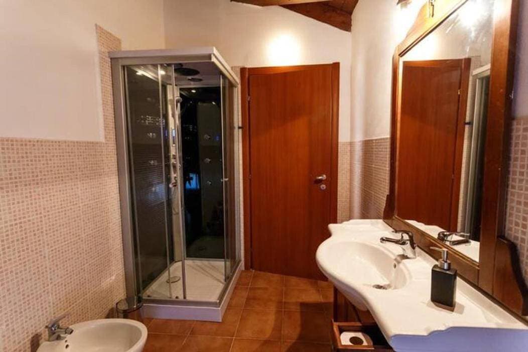 Foto 4 von 12: Twin Room with Private External Bathroom