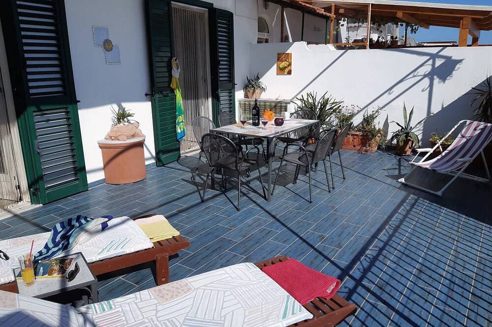 Foto 12 von 12: Casa Maria Cristina - large terrace with a view of the sea toward Positano and Capri