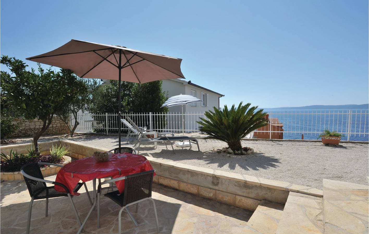 Foto 5 von 20: Gemütliches Apartment am Strand mit Terrasse und Garage, 500 m von der Bucht Uvala Bočići entfernt