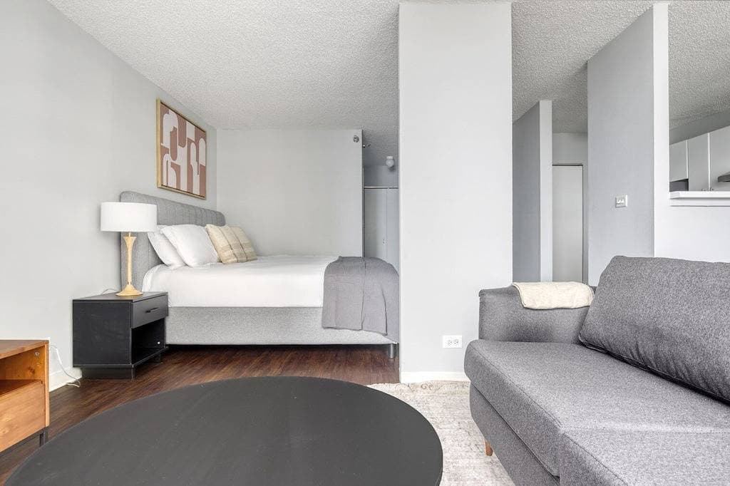 Foto 11 von 20: Luxe Streeterville Studio w/ Gym, Pool, walk to Navy Pier, by Blueground