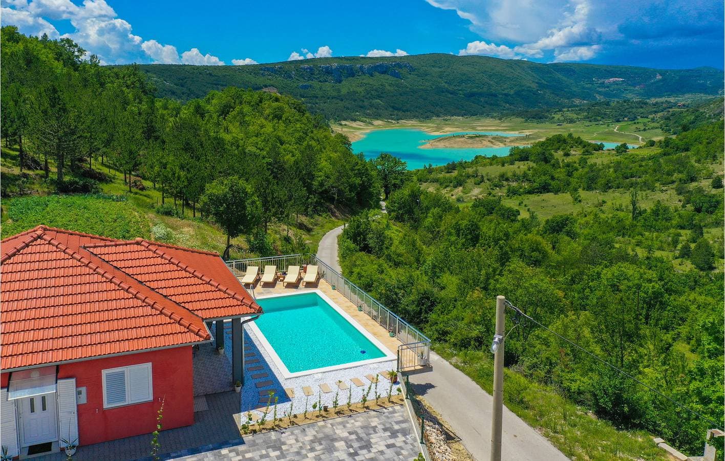 Moderne 2-Zimmer-Wohnung mit Pool, Terrasse und WLAN in der Nähe des Flusses Ričina 1