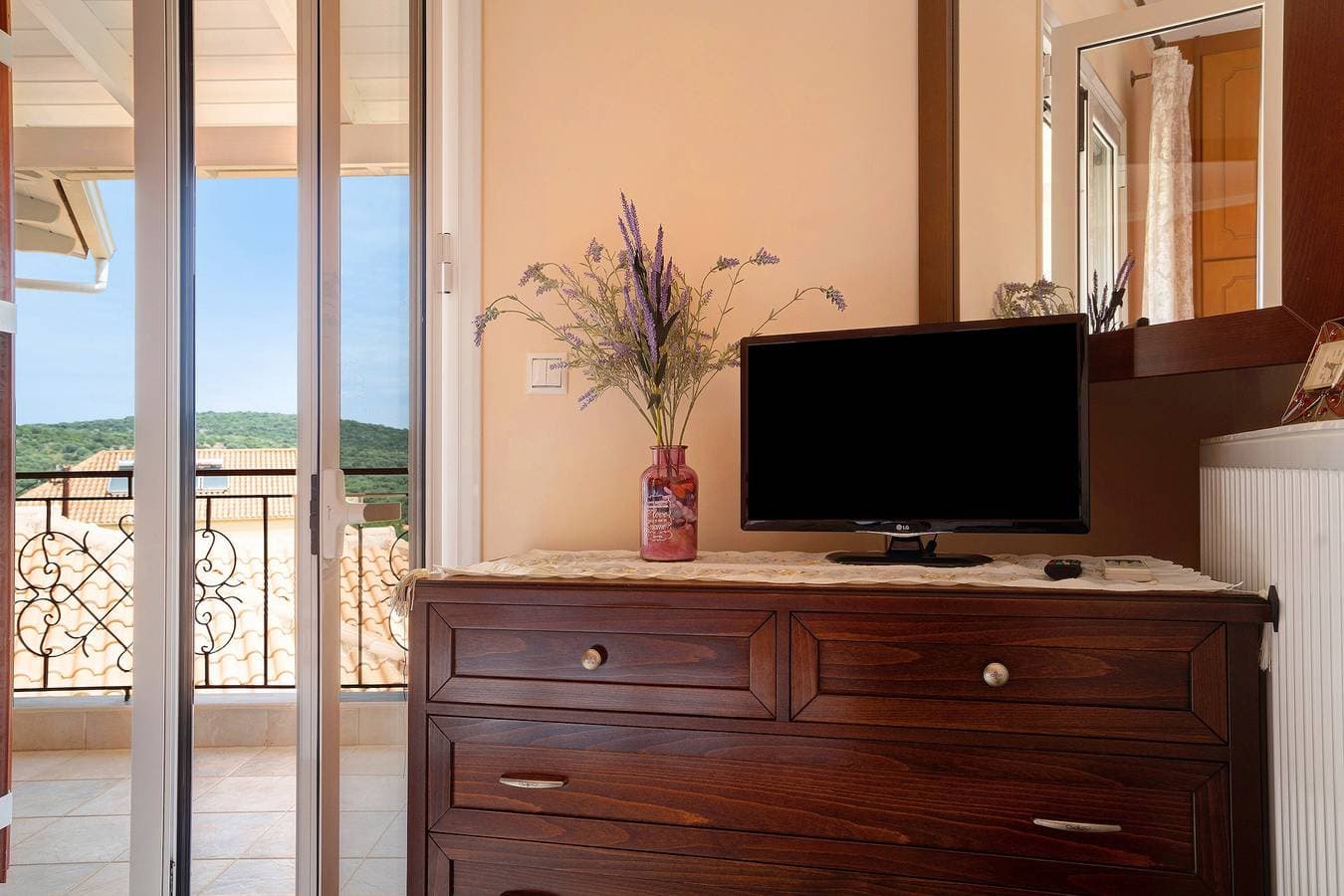 Foto 12 von 23: "Lakis Apartment" mit Meerblick, Garten, Terrasse und WLAN