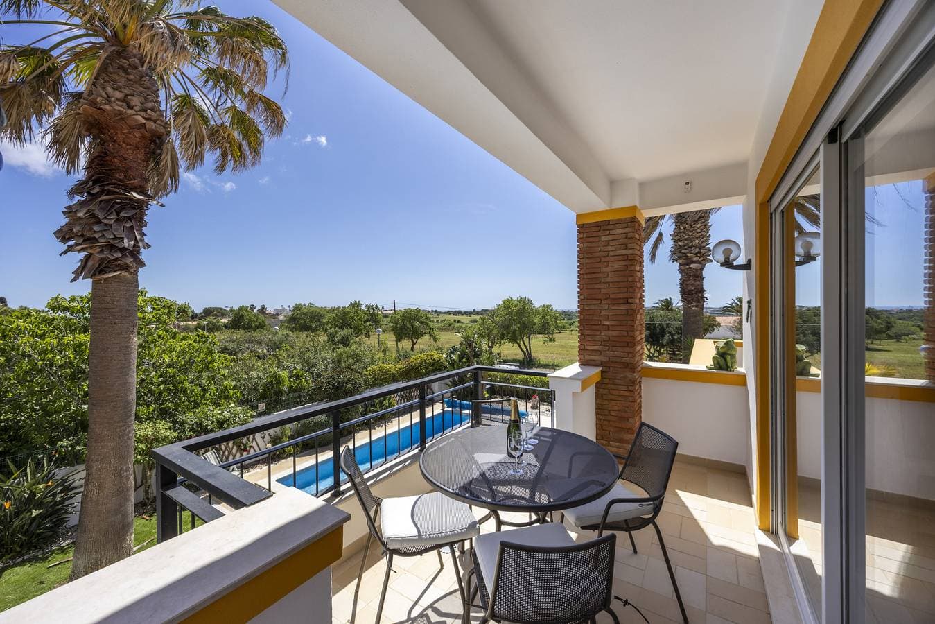 Foto 8 von 31: Villa A Jardim Palmeiras Condominium by CoolHouses