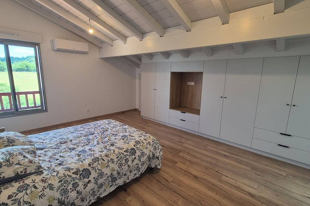 Foto 3 von 17: Completely renovated 18th century Basque farmhouse, in a quiet location with views of the hills.
