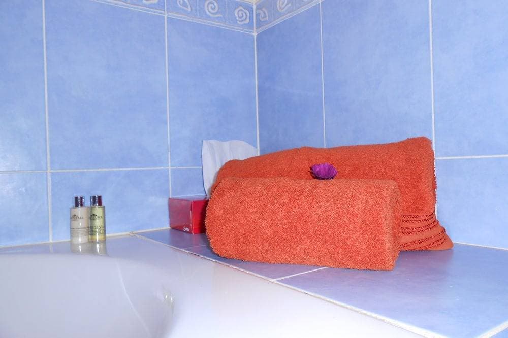 Foto 7 von 21: Geräumige 2 Schlafzimmer Apt mit Air - Con, Swimmingpool, sehr nahe am Strand.