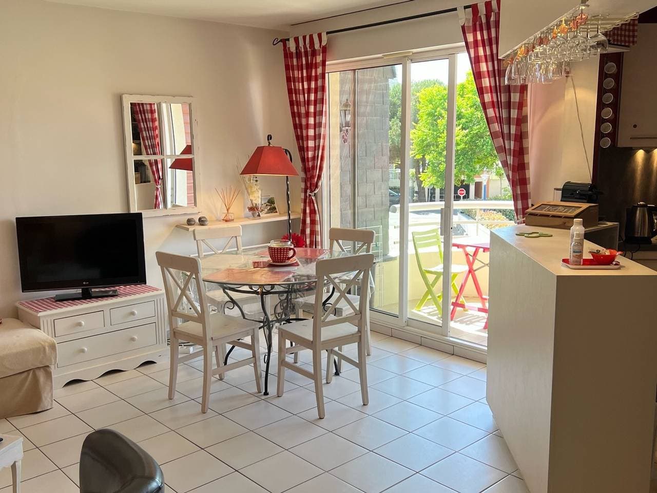 2-Zimmer-Wohnung auf Port-Guillaume, Nähe Strand, mit Balkon und moderner Ausstattung 1