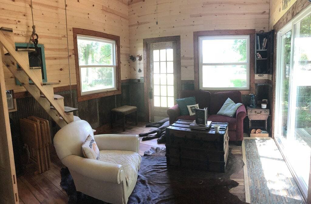 Foto 2 von 32: Horse Farm Retreat Creekside winziges Haus, 4 Personen und tierfreundlich