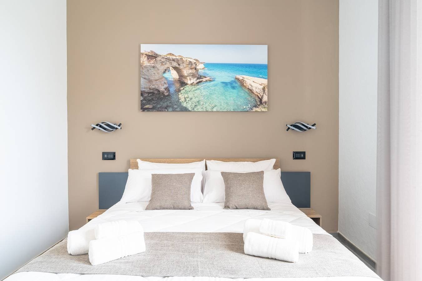 Foto 3 von 31: Zimmer 'Piazza Pertini - Room Ambra' mit Balkon, WLAN und Klimaanlage