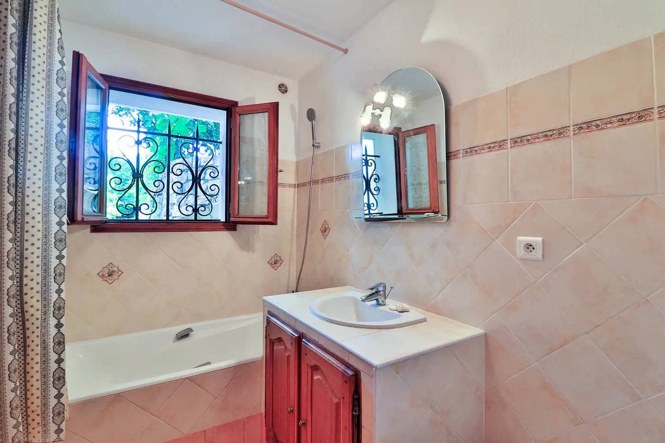 Foto 7 von 9: Ferienwohnung 4 Personen 1 Schlafzimmer mit Garten und Parkplatz