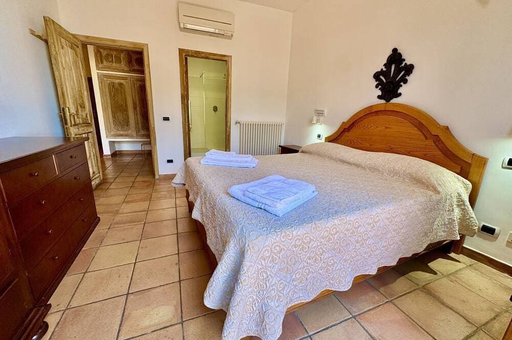 Foto 7 von 30: Casa Ella is a beautifully very spacious family home with a private parking for a medium car situated in the heart of the town of Praiano, Vettica side, close to most restaurants, bars and food stores of Praiano. Containing three comfortable and spacious