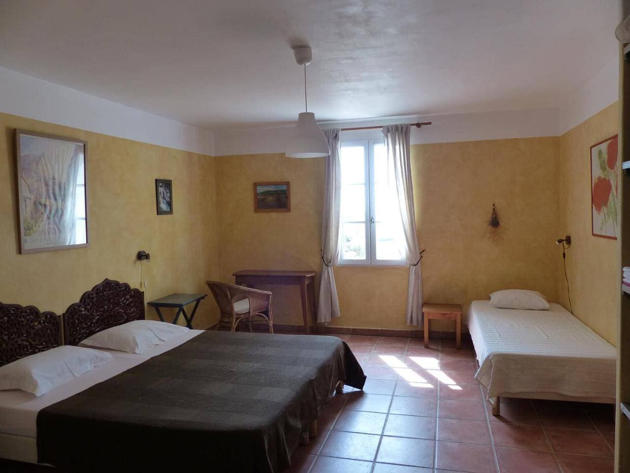 Foto 10 von 25: Economy Quadruple Room with Shared Bathroom