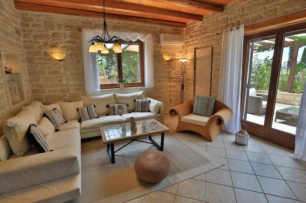 Foto 10 von 30: Villa Harmony, traumhafter Ausblick, Pool 12 m, Tischtennis, Natursteinvilla
