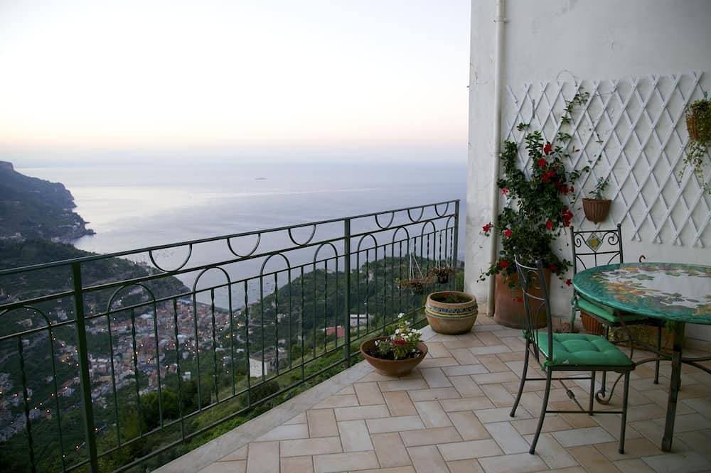 Foto 13 von 17: Eine Terrasse zum Träumen an einem fantastischen Ort inmitten der Amalfiküste