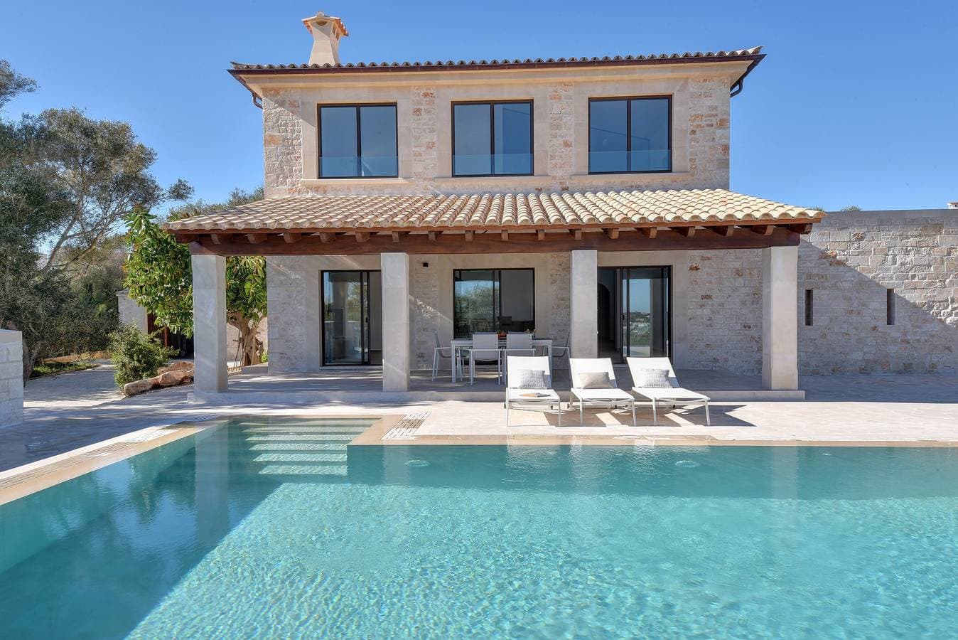 Foto 2 von 38: Luxury Cala D'or Villa | Casa Corso | 3 Bedrooms | Great Sea Views | Bright and Modern