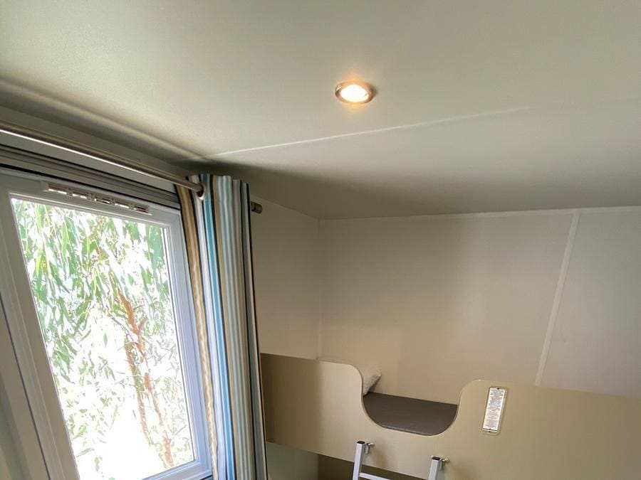 Foto 11 von 23: Sos Flores Camping Village - Mobilheim 4 personen - Superior Meeresbereich - Französisches Bad