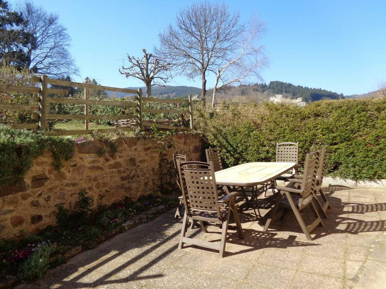 Foto 12 von 17: 132 m² großes Ferienhaus mit Kamin und Garten in Renaison