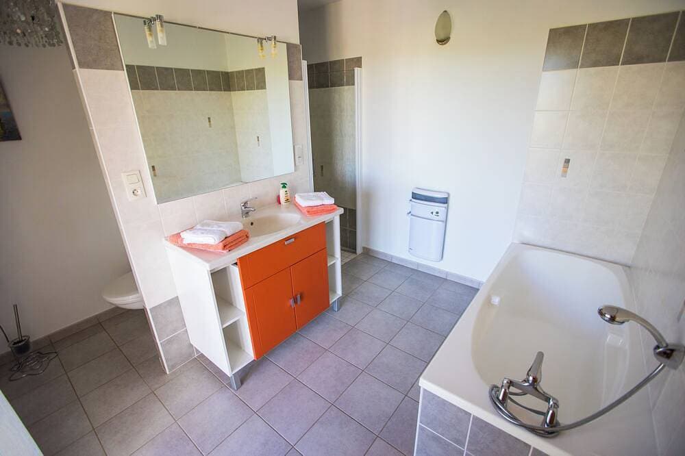 Foto 7 von 29: Villa Les Lavandes mit eigenem Pool und Multijet-Spa im Freien