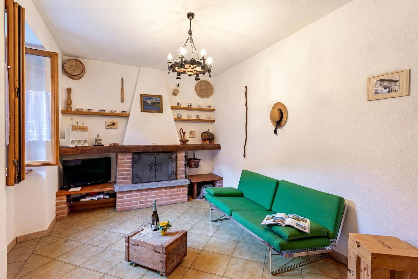 Foto 2 von 31: Casa Lara: Cosy Alpine Home Near Lugano + Garden (Sleeps 5)