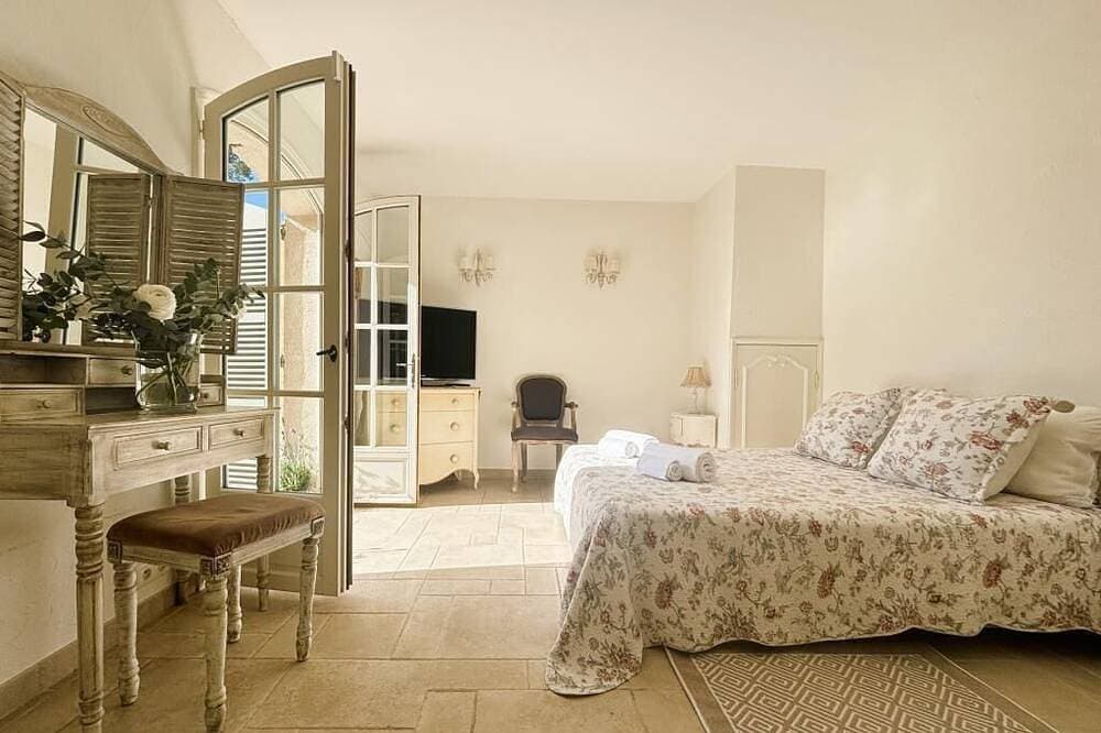 Foto 2 von 30: Villa Ioullia - Piscine Chauffée - Sauna - 5 Chambres - Valbonne Village à Pied