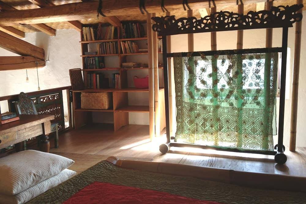 Foto 2 von 22: Ganz besonderes Ferienhaus in einer ländlichen Landschaft, umgeben von alten Felsen
